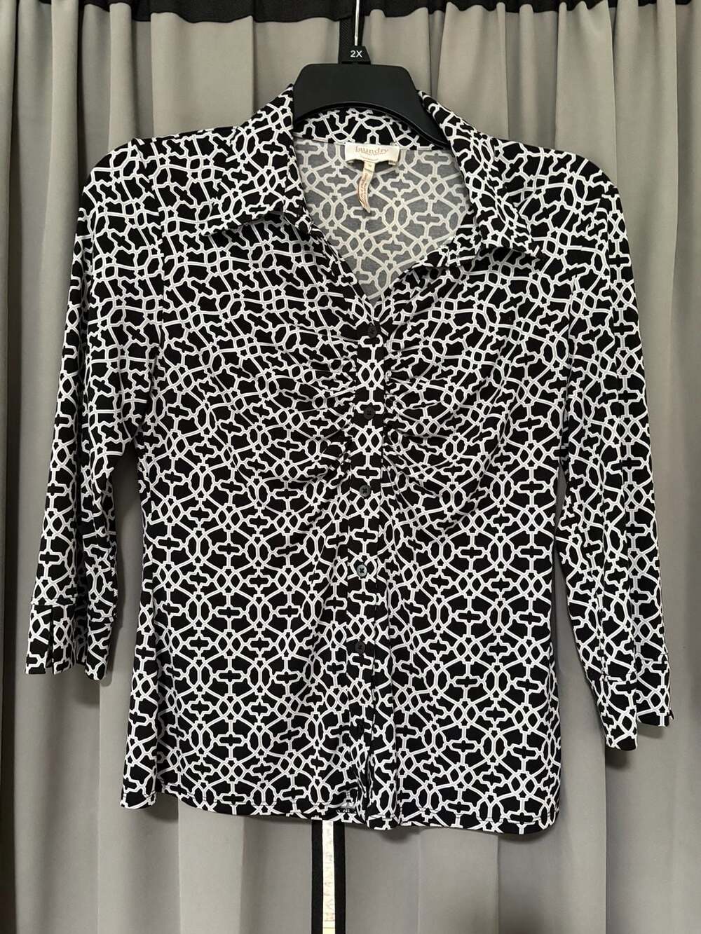 Laundry by Shelli Segal Black and White Geometric Print Ruched Button-Down Blous